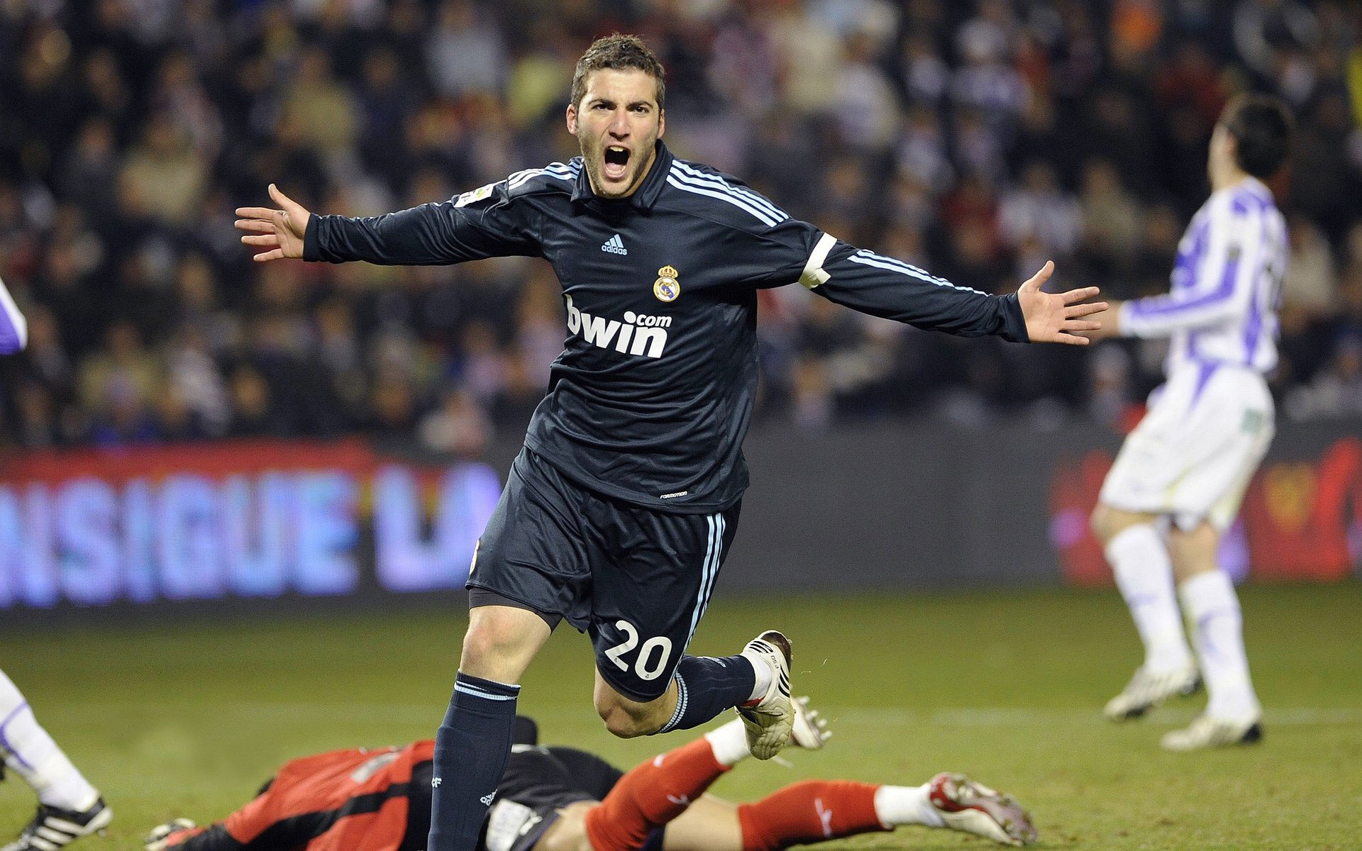 九游网页版官网-全黑队的每次进攻和防守都极具威胁,是橄榄球锦标赛中的顶尖球队